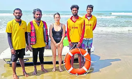 Gokarna : समुद्र में डूबने से विदेशी महिला को बचाया गया Gokarna : समुद्र में डूबने से विदेशी महिला को बचाया गया