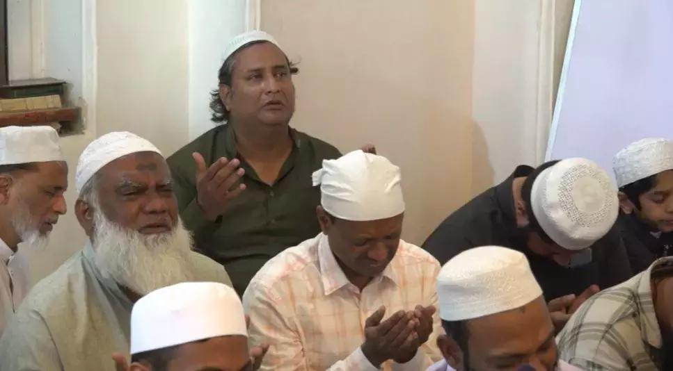 सऊदी अरब में हुए सड़क हादसे के पीड़ितों के लिए शाही मस्जिद में प्रार्थना सभा आयोजित की गई सऊदी अरब में हुए सड़क हादसे के पीड़ितों के लिए शाही मस्जिद में प्रार्थना सभा आयोजित की गई
