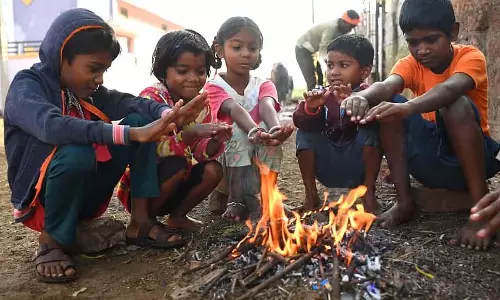 Bidar : तापमान 10 डिग्री तक गिरा, लोग ठंड से कांप रहे Bidar : तापमान 10 डिग्री तक गिरा, लोग ठंड से कांप रहे