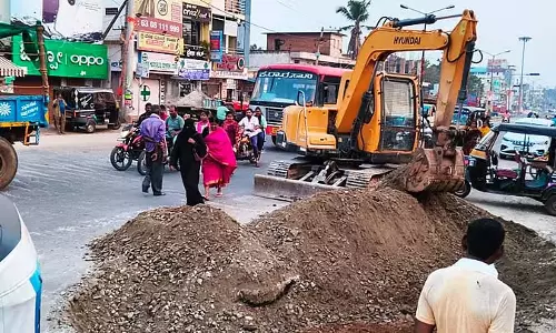 यातायात बाधित; जनता का आक्रोश यातायात बाधित; जनता का आक्रोश