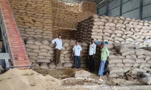 पुल के रास्ते में अनियमितता, किसानों ने Rice Mill बंद करने की मांग की पुल के रास्ते में अनियमितता, किसानों ने Rice Mill बंद करने की मांग की