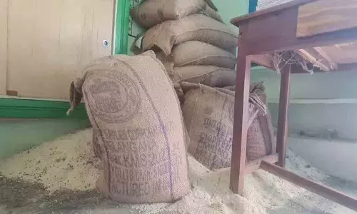 Warangal: चावल की कमी से राशन डीलर जूझ रहे