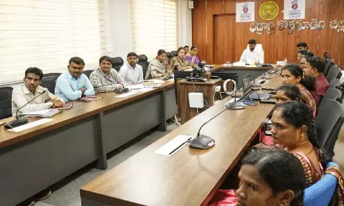 इंदिराम्मा साड़ियाँ सभी योग्य लोगों को उपलब्ध कराई जानी चाहिए: कलेक्टर Jitesh V Patil