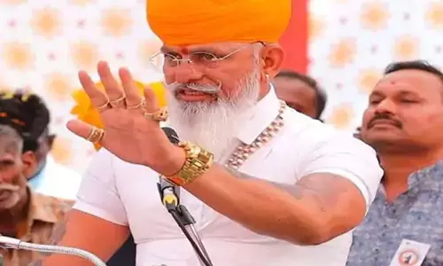 करणी सेना के राष्ट्रीय अध्यक्ष डॉ. राज शेखावत गिरफ्तारी देने मौदहापारा थाना पहुंचे