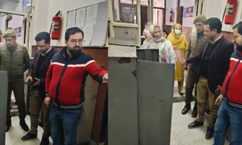 जम्मू-कश्मीर: Kulgam और शोपियां में डॉक्टरों के लॉकरों की जांच की गई
