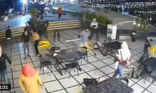 तलवारों और बैट से लैस नकाबपोश लोगों द्वारा कैफे में तोड़फोड़ के बाद ग्राहक भागे