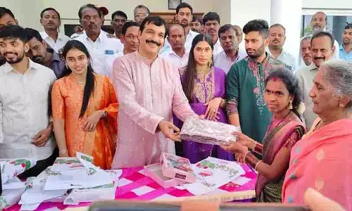Siddipet: बेटी की शादी पर 1300 महिलाओं को रेशमी साड़ियाँ भेंट