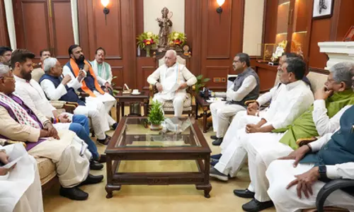 Bihar: नीतीश कुमार ने इस्तीफा दिया, अगली सरकार बनाने का दावा पेश किया