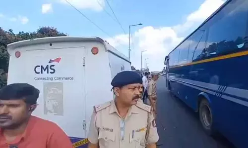 दिनदहाड़े 7.11 करोड़ की ATM लूट, फर्जी RBI बने लुटेरे, देखे Video