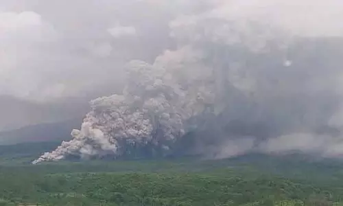 Indonesia माउंट सेमेरू ज्वालामुखी फटा, अलर्ट स्तर उच्चतम Indonesia माउंट सेमेरू ज्वालामुखी फटा, अलर्ट स्तर उच्चतम