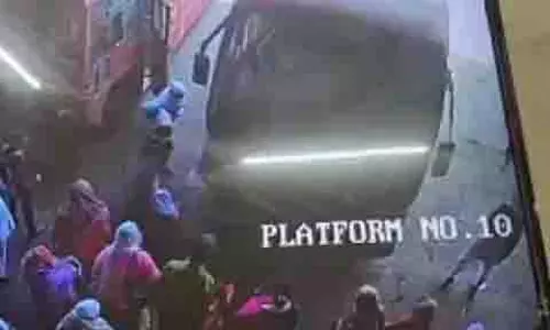 नासिक में ब्रेक फेल होने के बाद MSRTC की बस प्लेटफॉर्म से टकराई