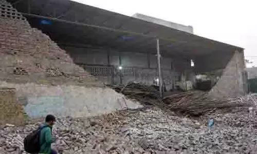 Sahibabad में दीवार गिरने से 2 महिलाओं की मौत, 2 अन्य घायल