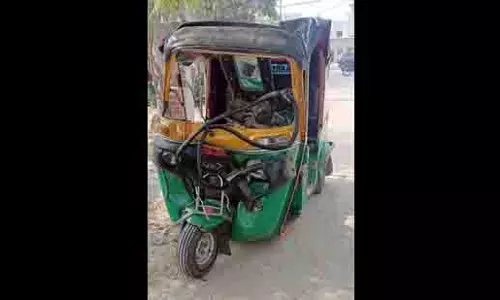 Ghaziabad: एनएच-9 के पास तेज रफ्तार ऑटो के ट्रक से टकराने से 6 लोग घायल