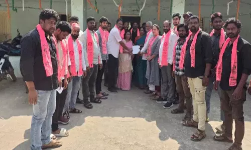 BRS Palvancha नेताओं ने सड़कों और नालियों की तत्काल मरम्मत का अनुरोध किया