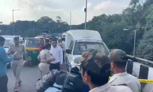 सरकारी अधिकारी बनकर कैश वैन से 7 करोड़ रुपये लूटे सरकारी अधिकारी बनकर कैश वैन से 7 करोड़ रुपये लूटे