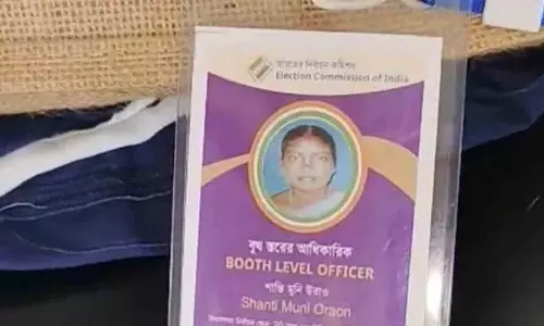 West Bengal चुनाव अधिकारी की कथित तौर पर आत्महत्या से मौत, परिवार का कहना है कि काम का दबाव था West Bengal चुनाव अधिकारी की कथित तौर पर आत्महत्या से मौत, परिवार का कहना है कि काम का दबाव था