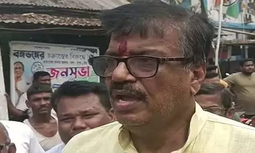 Ravi-Bada का अविश्वास का ब्रह्मास्त्र, पार्षदों के साथ