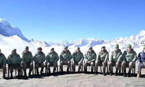 त्रिशक्ति कोर के फॉरवर्ड पोस्टों पर पहुंचे सेना प्रमुख जनरल उपेन्द्र द्विवेदी त्रिशक्ति कोर के फॉरवर्ड पोस्टों पर पहुंचे सेना प्रमुख जनरल उपेन्द्र द्विवेदी