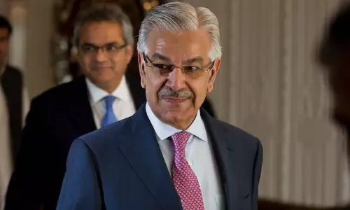 Pakistan के रक्षा मंत्री ने भारत के साथ पूर्ण युद्ध की चेतावनी दी