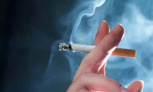 सार्वजनिक स्थान पर धूम्रपान करने पर युवक के खिलाफ मामला दर्ज