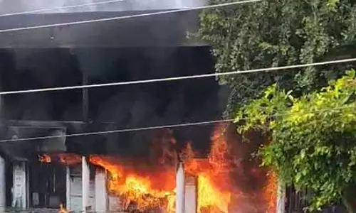 नाका परिसर में लगी आग, एटीएम समेत तीन दुकानें जलकर खाक नाका परिसर में लगी आग, एटीएम समेत तीन दुकानें जलकर खाक