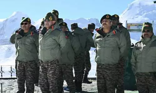 अग्रिम चौकियों पर पहुंचे सेनाध्यक्ष, सीमा क्षेत्र में सैन्य तैयारियों की समीक्षा अग्रिम चौकियों पर पहुंचे सेनाध्यक्ष, सीमा क्षेत्र में सैन्य तैयारियों की समीक्षा