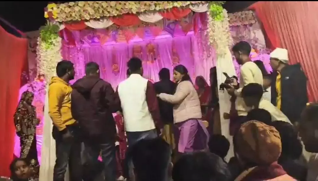 तलाक की प्रक्रिया के बीच दूसरी शादी कर रहा था युवक, मंडप में पुलिस लेकर पहुंच गई पहली पत्नी तलाक की प्रक्रिया के बीच दूसरी शादी कर रहा था युवक, मंडप में पुलिस लेकर पहुंच गई पहली पत्नी
