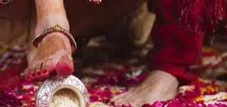 Hindu Wedding Rituals: जानिए दुल्हन क्यों गिराती है गृह प्रवेश के वक्त चावल का कलश Hindu Wedding Rituals: जानिए दुल्हन क्यों गिराती है गृह प्रवेश के वक्त चावल का कलश