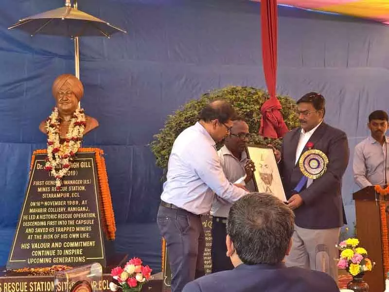 Amritsar पश्चिम बंगाल के माइन रेस्क्यू स्टेशन पर जसवंत गिल की प्रतिमा स्थापित Amritsar पश्चिम बंगाल के माइन रेस्क्यू स्टेशन पर जसवंत गिल की प्रतिमा स्थापित