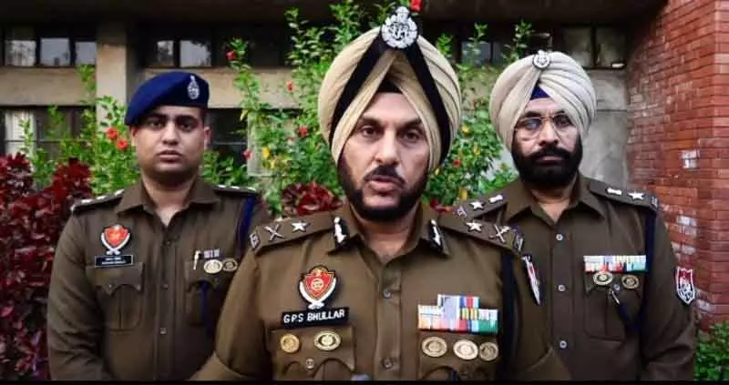 Amritsar पुलिस ने हत्या का मामला सुलझाया: पत्नी समेत तीन गिरफ्तार Amritsar पुलिस ने हत्या का मामला सुलझाया: पत्नी समेत तीन गिरफ्तार