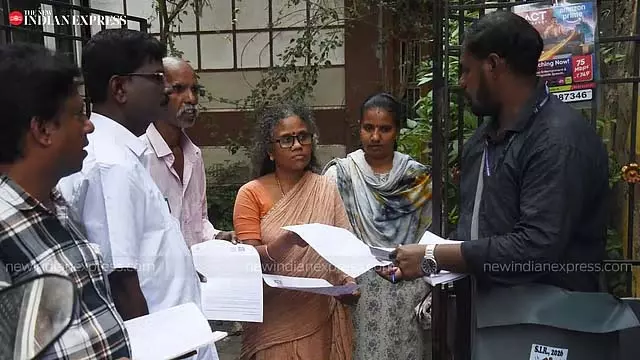 Tamil Nadu : मतदान केंद्र स्तर के अधिकारी का वेतन 6,000 रुपये से बढ़ाकर 12,000 रुपये किया गया Tamil Nadu : मतदान केंद्र स्तर के अधिकारी का वेतन 6,000 रुपये से बढ़ाकर 12,000 रुपये किया गया