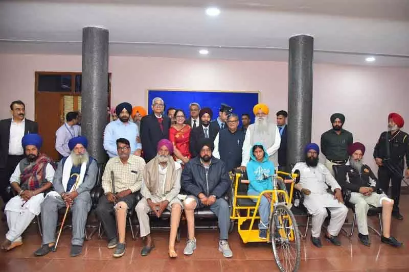 Amritsar राज्यपाल ने निःशुल्क कृत्रिम अंग शिविर का उद्घाटन किया Amritsar राज्यपाल ने निःशुल्क कृत्रिम अंग शिविर का उद्घाटन किया