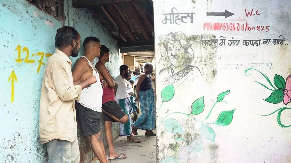 Mumbai : प्रजा फाउंडेशन की रिपोर्ट ने धारावी में शौचालयों की भारी कमी को उजागर किया Mumbai : प्रजा फाउंडेशन की रिपोर्ट ने धारावी में शौचालयों की भारी कमी को उजागर किया