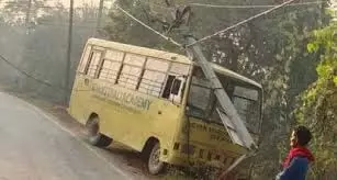 Uttar Pradesh:स्कूल बस बिजली के खंभे से टकराई, मची अफरा-तफरी Uttar Pradesh:स्कूल बस बिजली के खंभे से टकराई, मची अफरा-तफरी