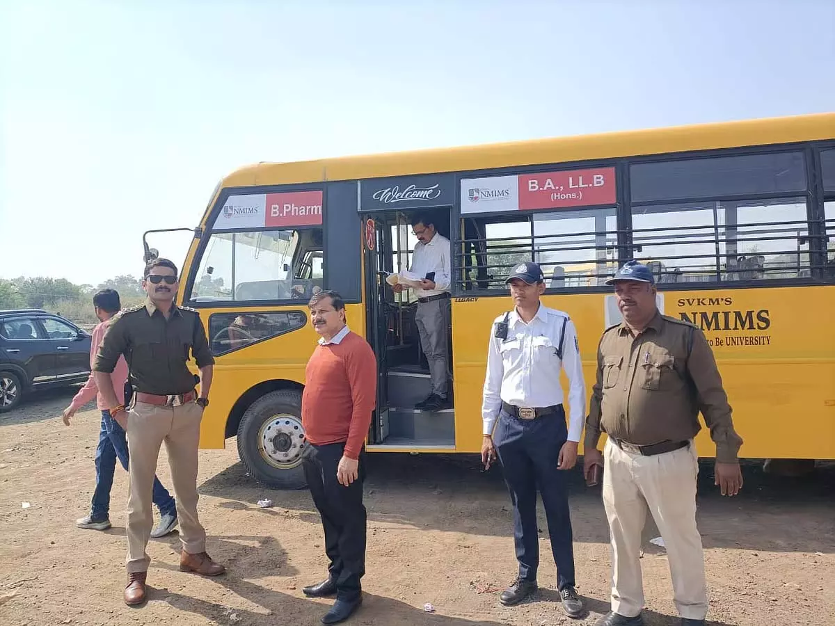 Indore : आरटीओ और ट्रैफिक पुलिस ने 7 स्कूल बसों से ₹40,000 का जुर्माना वसूला Indore : आरटीओ और ट्रैफिक पुलिस ने 7 स्कूल बसों से ₹40,000 का जुर्माना वसूला