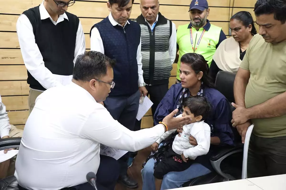 Indore : दो साल की बच्ची के लिए 9 करोड़ की वैक्सीन खरीदने के लिए जनसुनवाई में मांगी मदद Indore : दो साल की बच्ची के लिए 9 करोड़ की वैक्सीन खरीदने के लिए जनसुनवाई में मांगी मदद