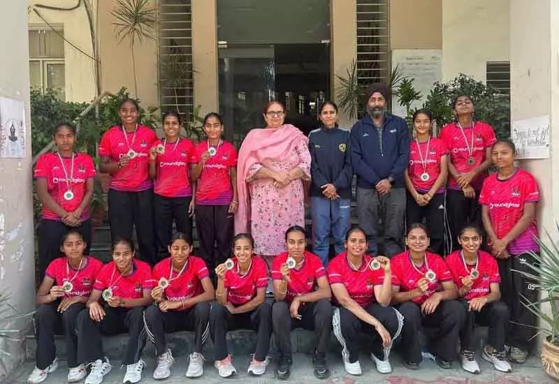 Jalandhar लायलपुर खालसा कॉलेज ने महिला हॉकी टीम को सम्मानित किया Jalandhar लायलपुर खालसा कॉलेज ने महिला हॉकी टीम को सम्मानित किया