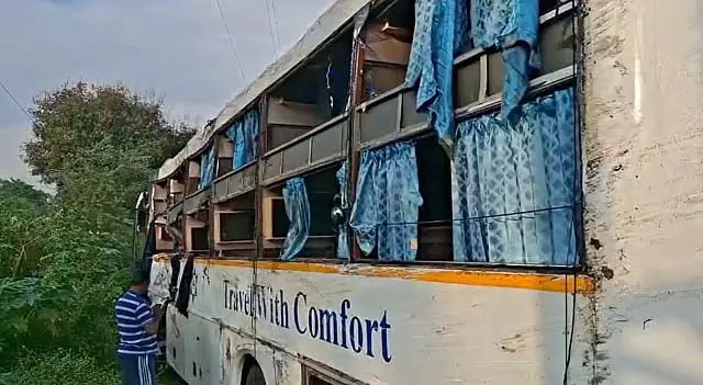 Tamil Nadu: सलेम में ओमनी बस पलटी, 13 घायल Tamil Nadu: सलेम में ओमनी बस पलटी, 13 घायल