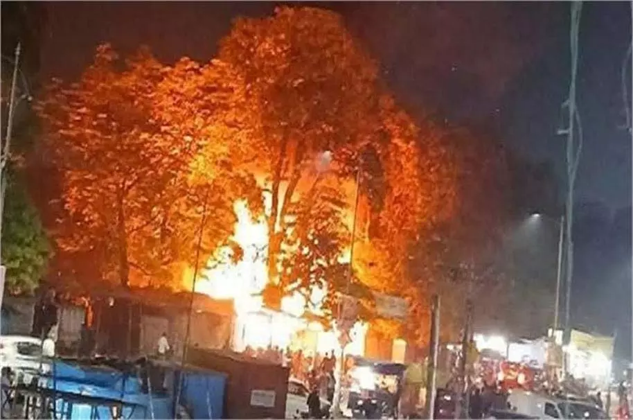 Jharkhand : सब्जी मार्केट में फुटपाथ की 8 दुकानों पर लगी आग, लाखों का नुकसान Jharkhand : सब्जी मार्केट में फुटपाथ की 8 दुकानों पर लगी आग, लाखों का नुकसान