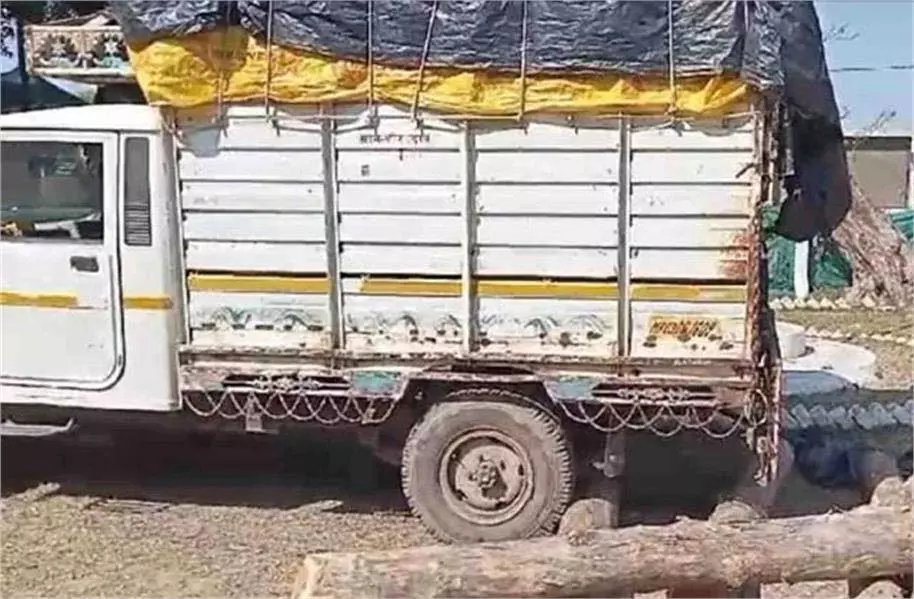 Jammu Kashmir: वन विभाग की बड़ी कार्रवाई, अवैध सामान से भरा ट्रक जब्त Jammu Kashmir: वन विभाग की बड़ी कार्रवाई, अवैध सामान से भरा ट्रक जब्त