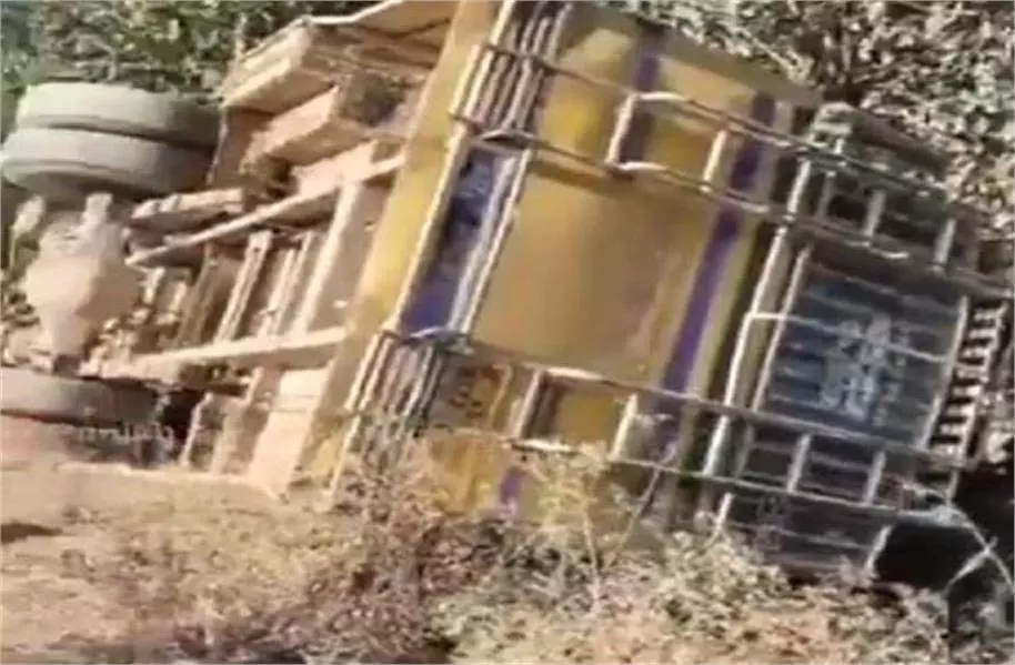 Himachal: सवारियों से भरी बस पलटी, यात्रियों में मची चीख-पुकार Himachal: सवारियों से भरी बस पलटी, यात्रियों में मची चीख-पुकार