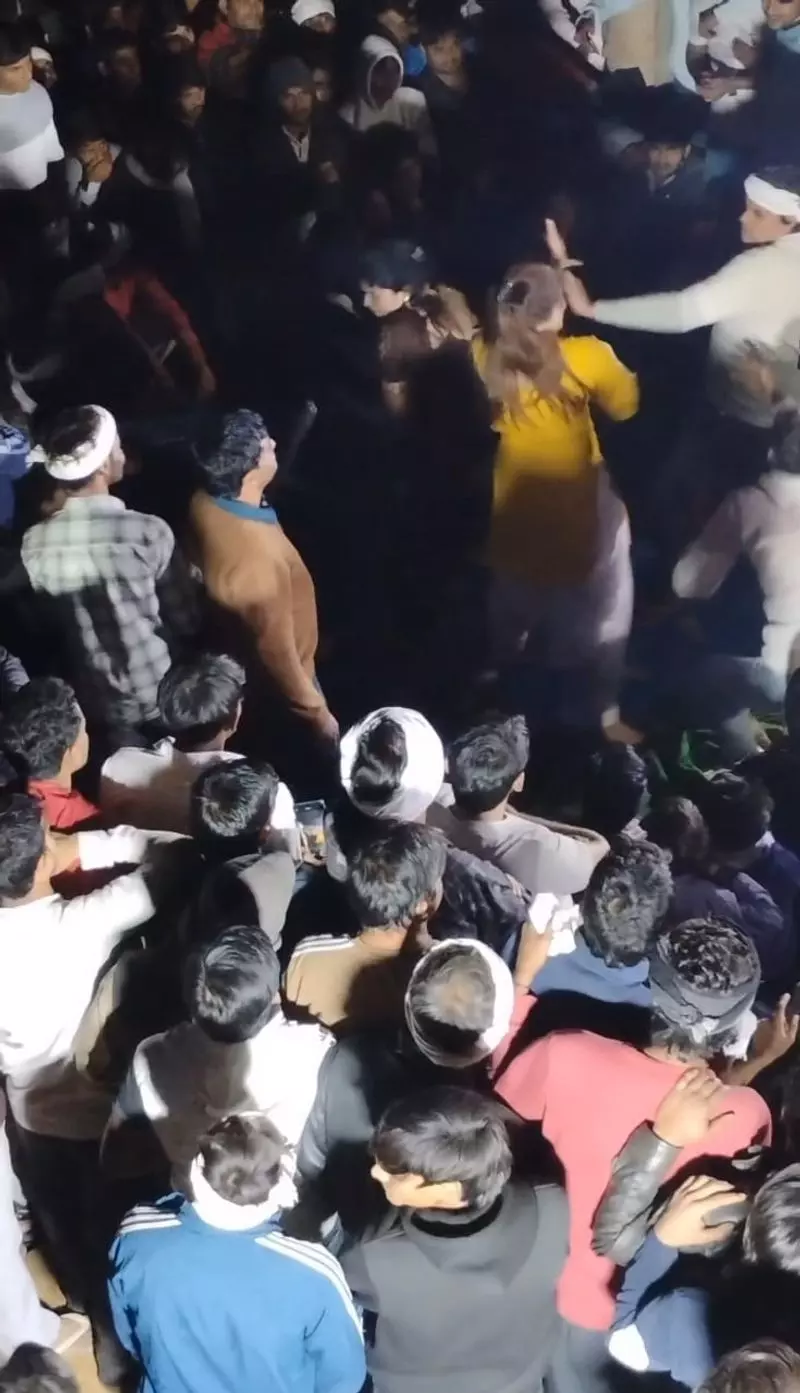 Haryana के नूंह में शादी में डांस करने वाली लड़की को छेड़खानी का विरोध करने पर पीटा गया Haryana के नूंह में शादी में डांस करने वाली लड़की को छेड़खानी का विरोध करने पर पीटा गया