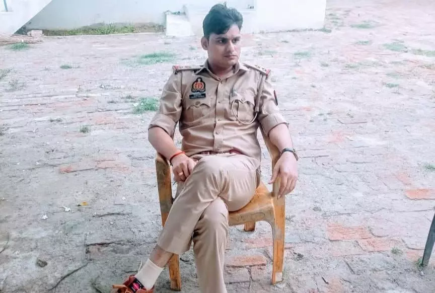 Shahjahanpur: पुलिस की वर्दी में धोखाधड़ी, फर्जी दरोगा गिरफ्तार Shahjahanpur: पुलिस की वर्दी में धोखाधड़ी, फर्जी दरोगा गिरफ्तार