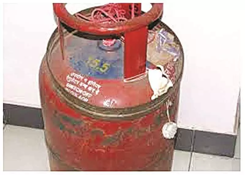 Solan से 50 LPG सिलेंडर चोरी के आरोप में लालरू का युवक गिरफ्तार Solan से 50 LPG सिलेंडर चोरी के आरोप में लालरू का युवक गिरफ्तार