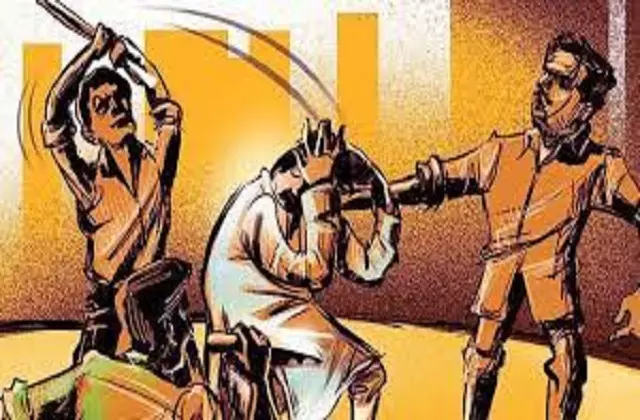 Shahjahanpur: सब्जी बेचने आए युवक को दबंगों ने लाठी डंडों से मारा Shahjahanpur: सब्जी बेचने आए युवक को दबंगों ने लाठी डंडों से मारा