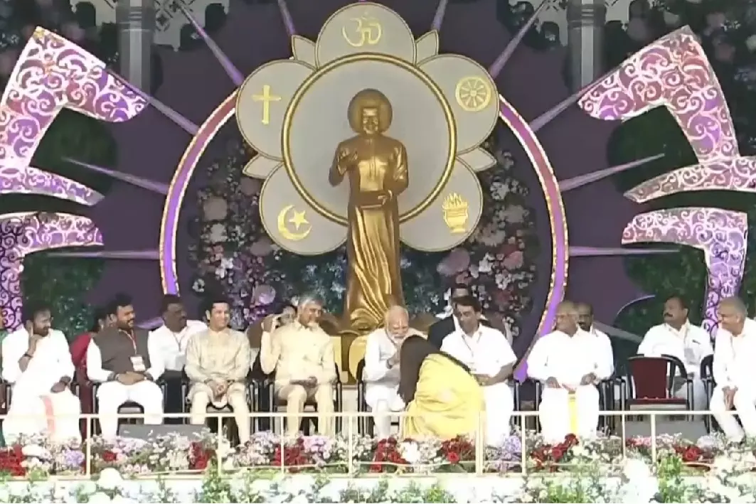 Satya Sai Baba के शताब्दी समारोह में ऐश्वर्या राय बच्चन ने पीएम मोदी के पैर छुए Satya Sai Baba के शताब्दी समारोह में ऐश्वर्या राय बच्चन ने पीएम मोदी के पैर छुए