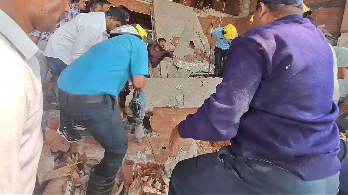 Pune : रूबी हॉल के पास मरम्मत के दौरान स्लैब गिरा Pune : रूबी हॉल के पास मरम्मत के दौरान स्लैब गिरा