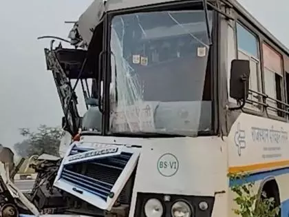 राजस्थान: कोटपूतली में RSRTC बस और ट्रक की टक्कर में 24 से अधिक घायल राजस्थान: कोटपूतली में RSRTC बस और ट्रक की टक्कर में 24 से अधिक घायल