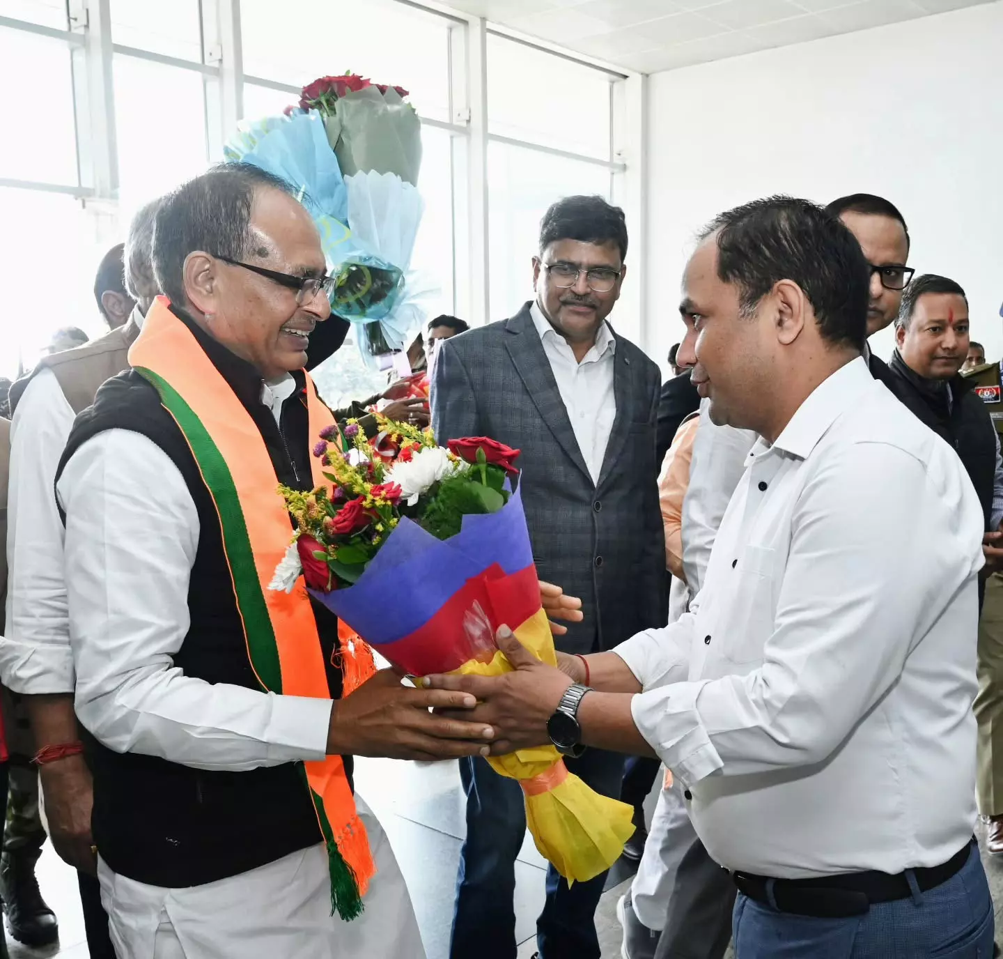 रायपुर एयरपोर्ट में केंद्रीय कृषि मंत्री शिवराज सिंह चौहान का कलेक्टर डॉ. गौरव सिंह ने किया स्वागत रायपुर एयरपोर्ट में केंद्रीय कृषि मंत्री शिवराज सिंह चौहान का कलेक्टर डॉ. गौरव सिंह ने किया स्वागत