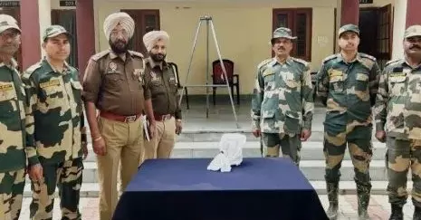 Chandigarh: बीएसएफ की सुरक्षा में सफलता, ड्रोन और हेरोइन जब्त Chandigarh: बीएसएफ की सुरक्षा में सफलता, ड्रोन और हेरोइन जब्त